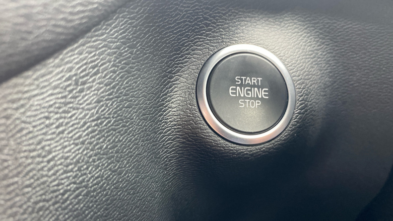 Volvo XC40 2.0 B4P Plus Dark 5dr Auto Petrol Estate